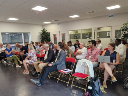 Réunion sur le chanvre à Châlons Agglo pendant la foire de Châlons. Environ 30 personnes étaient présentes