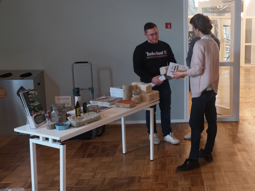 Le chanvre ça se passe aussi à Châlons-en-Champagne ! exposition de produits en chanvre et échanges entre participants
